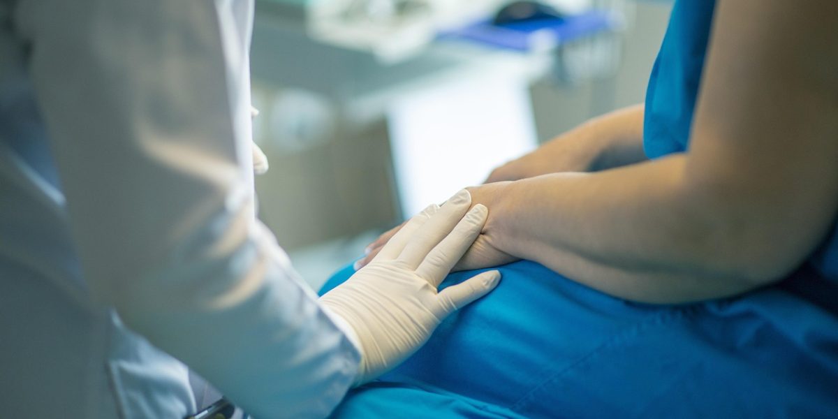 A clinician clearly explaining evaluation results and treatment options to a patient, fostering trust and understanding.